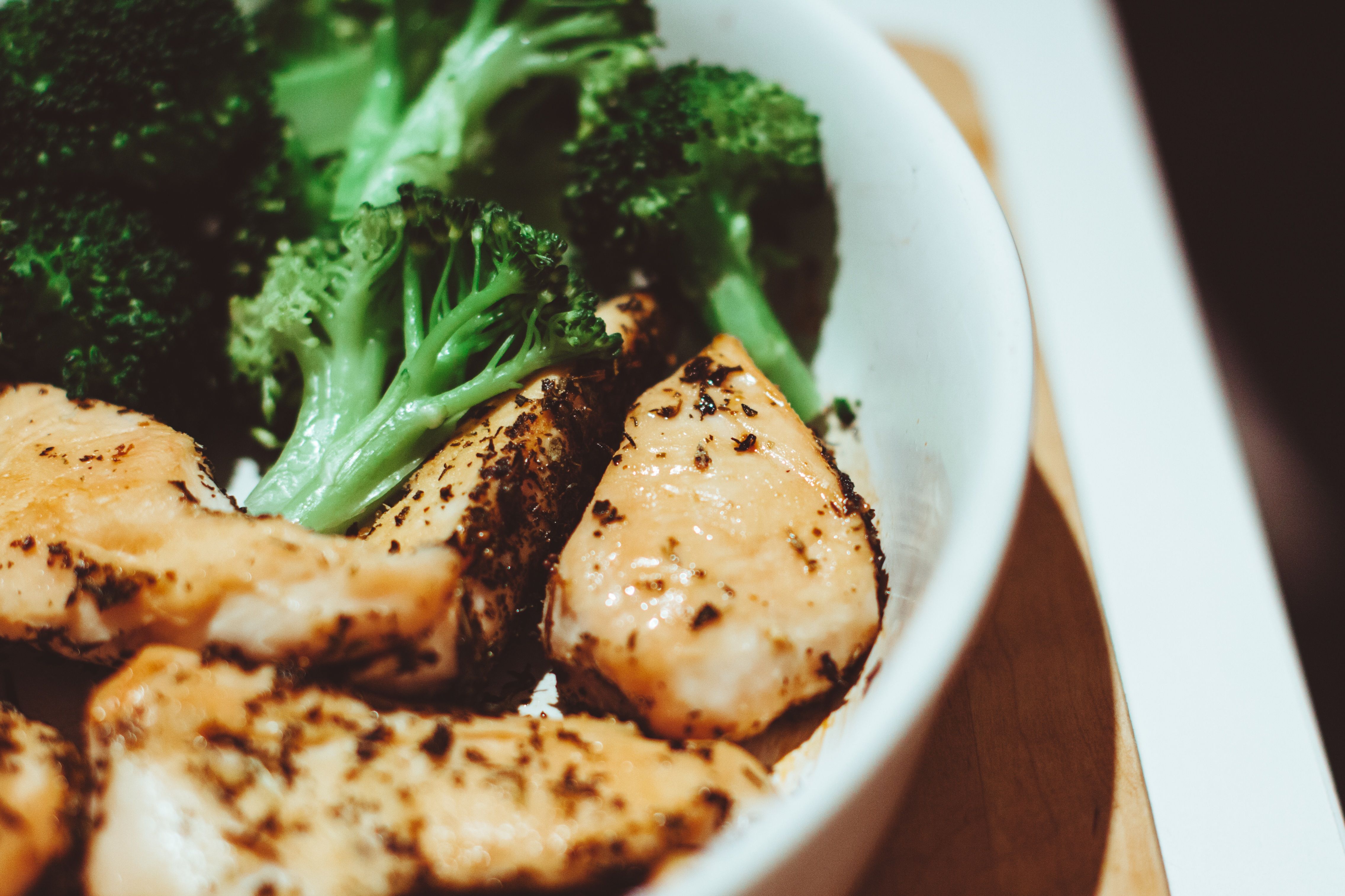 Nutritious chicken and broccoli meal, illustrating balanced nutrition during hair recovery.